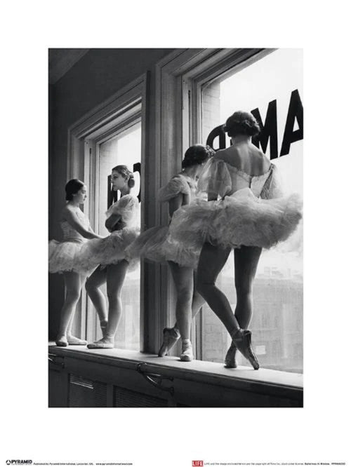 Kunstdruck Time Life Ballerinas In Window 30x40cm Pyramid PPR44030 | Yourdecoration.at