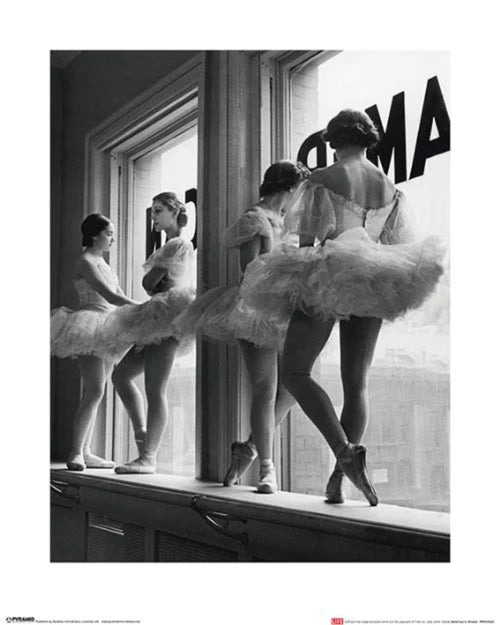 Kunstdruck Time Life Ballerinas In Window 40x50cm Pyramid PPR43062 | Yourdecoration.at