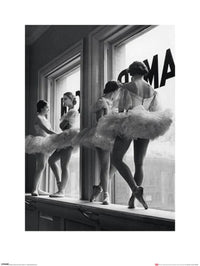 Kunstdruck Time Life Ballerinas In Window 60x80cm Pyramid PPR40190 | Yourdecoration.at