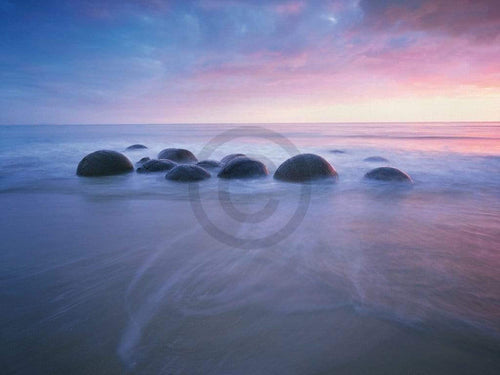 Popp Hackner Moeraki Boulders Kunstdruck 80x60cm | Yourdecoration.de