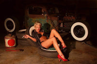 Dimex Girl in Garage Fototapete 375x250cm 5 Bahnen | Yourdecoration.de