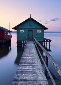 Komar Das grune Bootshaus Vlies Fototapete 200x280cm 4 bahnen | Yourdecoration.de